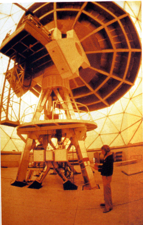 図1.星間分子の観測に用いられている五大学電波天文台の直径14mの電波望遠鏡。日本の野辺山電波天文台（国立天文台）でも同様な研究が行われている　訳者注：五大学電波天文台とはマサチューセッツ大学，アーマスト大学，スミス大学，マウントホリヨーク大学，ハンプシャー大学の五大学で共同運営している電波天文台である