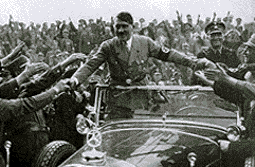 図B：ニュルンベルク党大会の会場に向かうヒトラー（1933年）