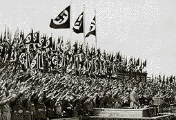 図D：ニュルンベルク党大会でのヒトラー演説（1933年）