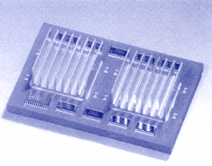 写真3　専用LSI 8個を搭載した多重チップ・モジュール（MCM）。GRAPE－4は，これを6個搭載したボードを32枚接続して構成されている