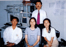 リンダ研究室のスタッフの皆さんと。前列左から，ワタナ君，ジップさん，タイさん