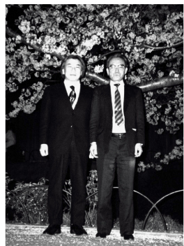 夜桜のもとで,故長谷川繁雄氏（左）と筆者（右）。
北大路高野橋にて（1986年4月1日撮影）