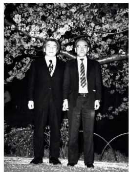 夜桜のもとで,故長谷川繁雄氏（左）と筆者（右）。
北大路高野橋にて（1986年4月1日撮影）