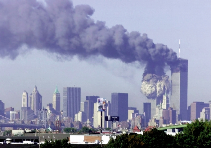 9月11日火曜日。世界貿易センターの一つが崩壊しているところ。ニューヨークワシントン同時多発テロで，9月11日午前9時頃，ツインタワー（世界貿易センターの別名）のそれぞれに飛行機が激突し，その後しばらくして，ペンタゴンでも飛行機の墜落があり，街は煙と炎に包まれ，ほぼパニック状態に陥った