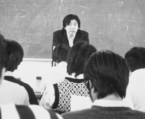 教壇で学生に語りかける長谷川繁雄先生