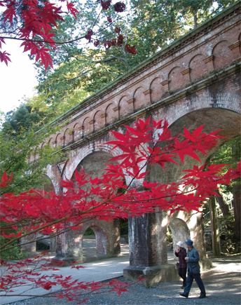 琵琶湖渓流水分流が流れる水路閣（南禅寺）