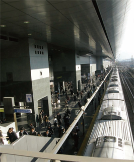 京都駅の代名詞日本一長いホーム
