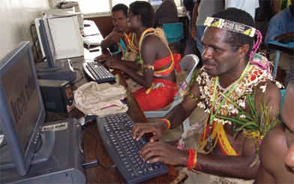 民族衣装を身につけてパソコンを操作する学生