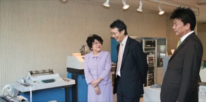 KCG京都駅前校のコレクションを見学する白鳥会長。
「展示・保存状態が素晴らしい」と評価