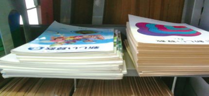 図1．うすくなった教科書。右がゆとり教育前の小学校6年分の算数の教科書，左が第一次ゆとりの小学校6年分の算数の教科書（教科書図書館[4]で閲覧することができる）