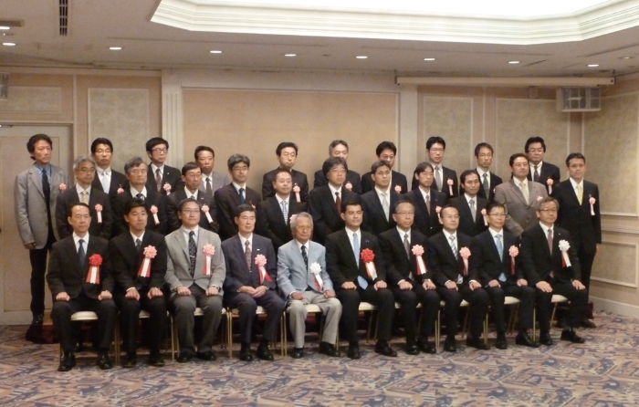 2013年度一般社団法人情報通信技術委員会（TTC）表彰式後の記念撮影。前列左から4人目が筆者
