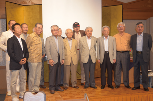 出版記念パーティーで記念写真に収まる著者たち（2013 年6 月）