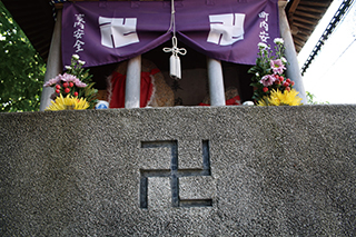 祠に刻まれた「卍」の文字