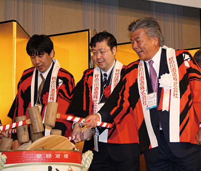 懇親会で鏡開きをする長谷川会長