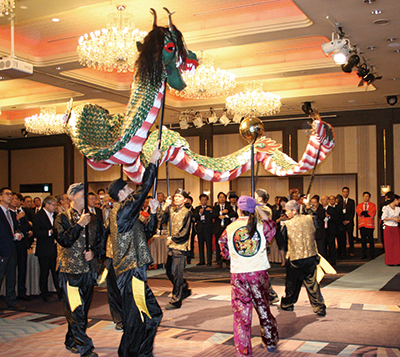 長崎伝統の「龍踊」のアトラクションで式典を盛り上げ