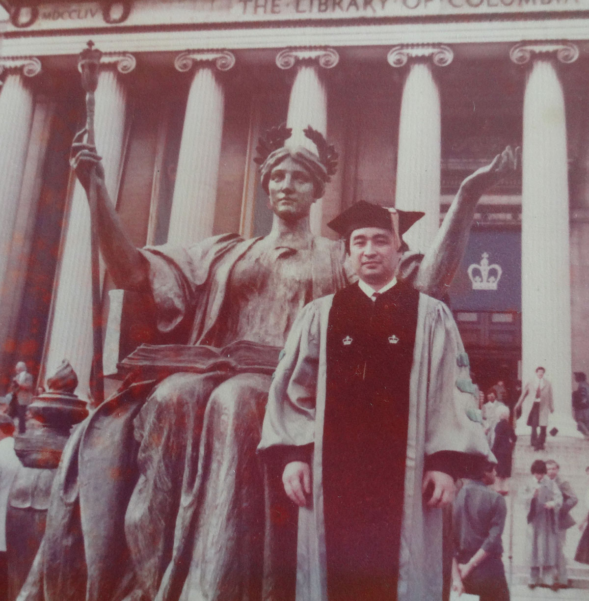 写真：コロンビア大学ローライブラリー前アルマ・マーテル像（知の女神）の前で（1980年5月14日）