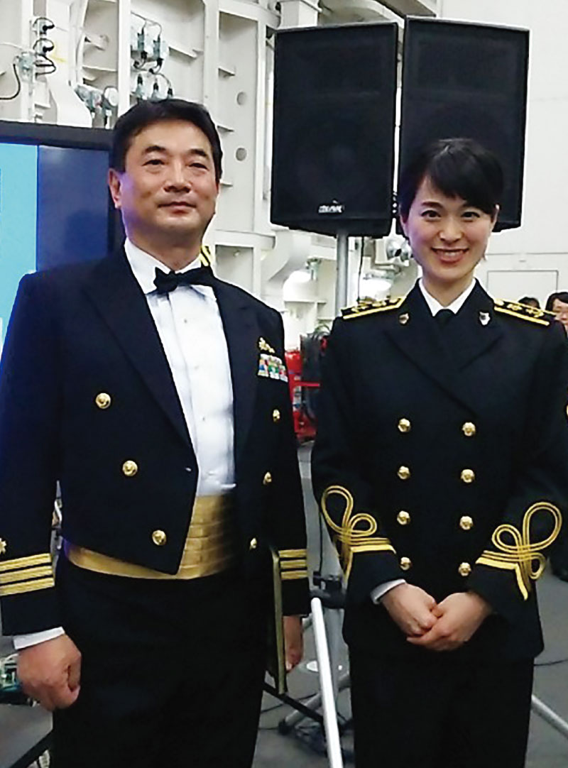 司会・曲解説担当者として三宅3曹と（護衛艦「いずも」艦内演奏会にて）