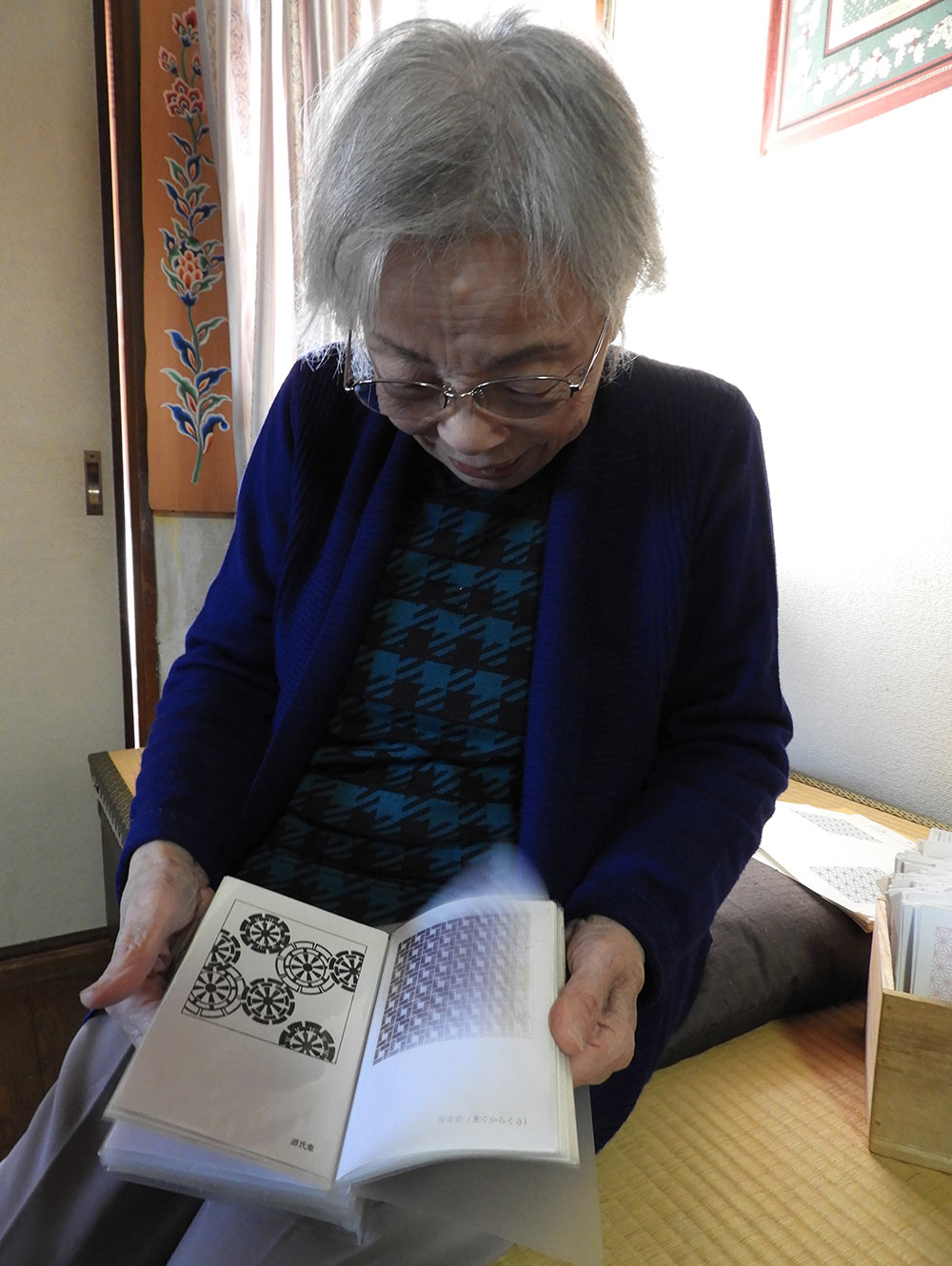 自作の「日本の文様」を手に，楽しかった日々を話してくださった